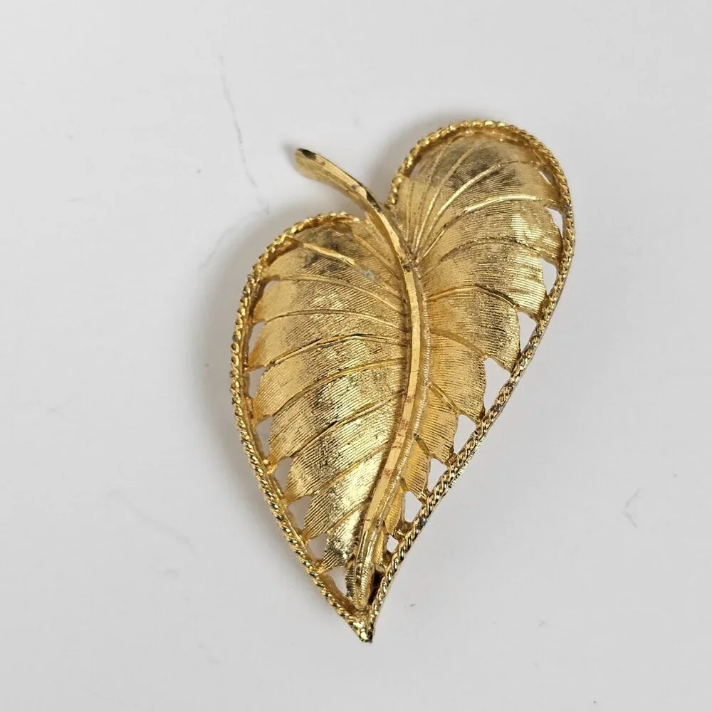 BSK Vintage Brooch Pin‎ Gold Tone Metal Leaf Textured Cutout Open Work Rope
